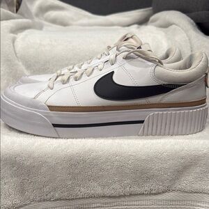 Nike legacy court Lift women’s sneakers - White and Black Platform Sneakers